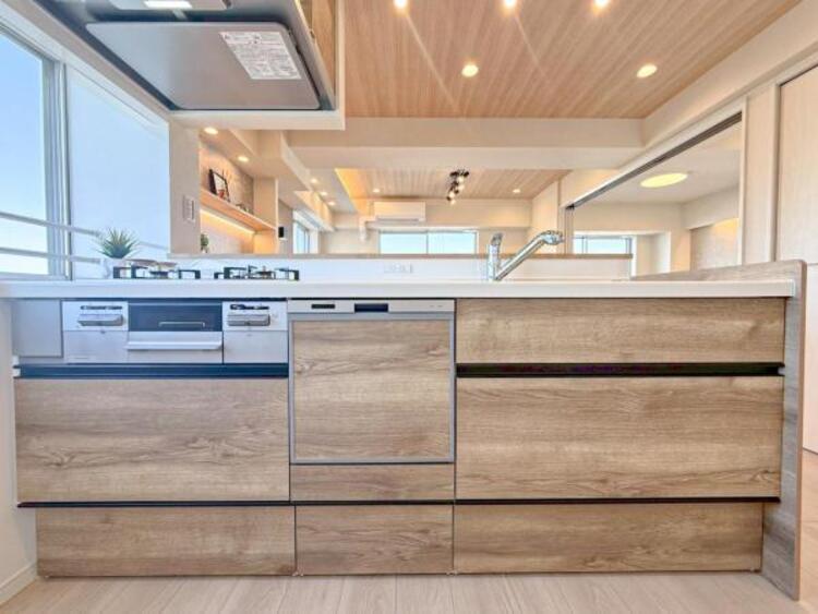 キッチン 食洗器付きキッチン！食後の洗い物の時間を食洗器にまかせて空いた時間を団欒や趣味に使うことができます。お使いにならない場合でも食器の乾燥や大きな食器の収納などにもお使いいただけます。 