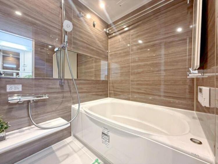 風呂 【浴室】使いやすい最新システムバスににリフォーム済みです。ご入居時から気持ちよくお使いいただけます。 