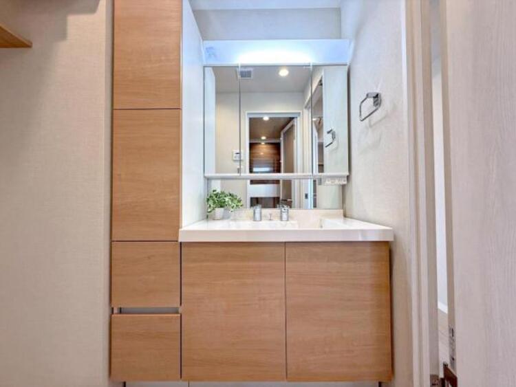 洗面 【洗面・脱衣所】使いやすい最新の洗面台にリフォーム済みです。ご入居時から気持ちよくお使いいただけます 