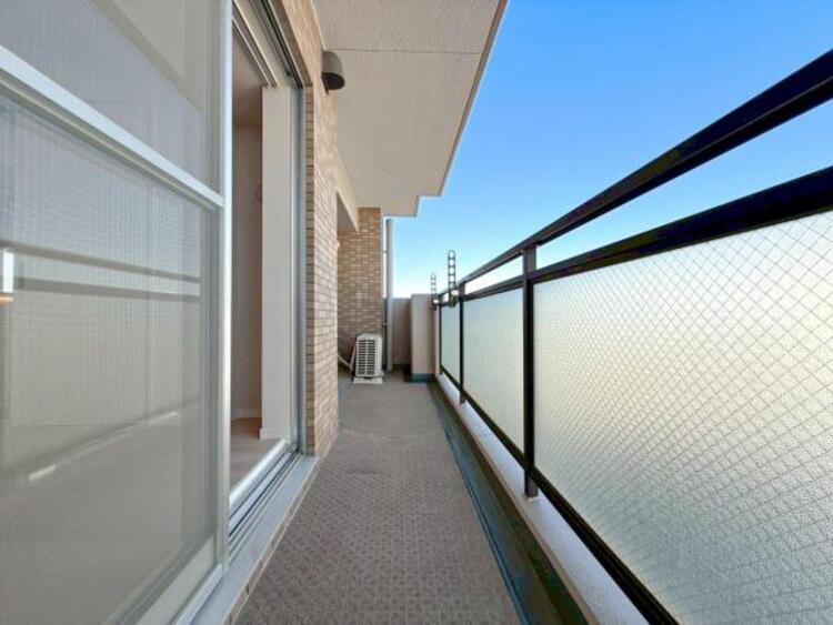 バルコニー 【バルコニー】太陽の光と爽やかな風でお洗濯物は気持ちいいです。 