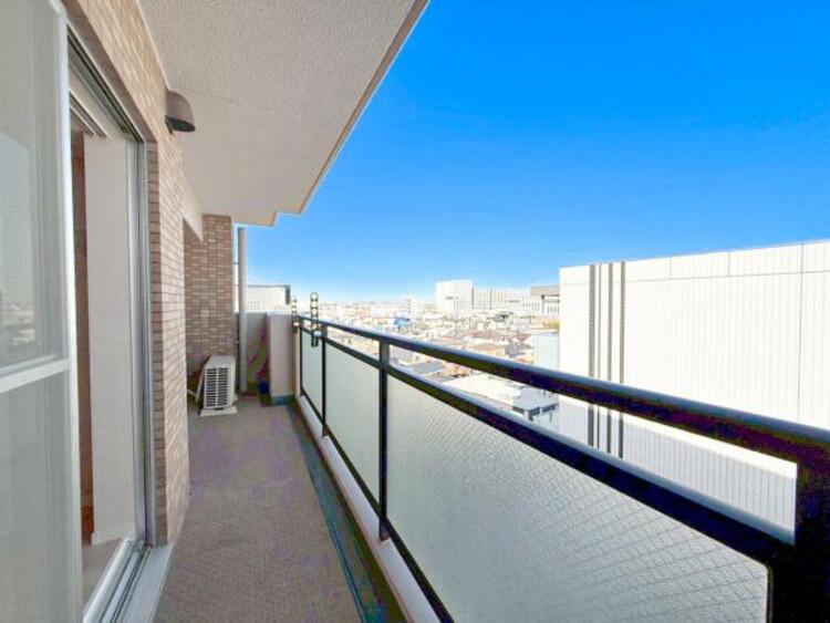 その他 【バルコニー】思わず大きく深呼吸したくなるバルコニー！空が青く、近く、広く感じる事が出来ます。 
