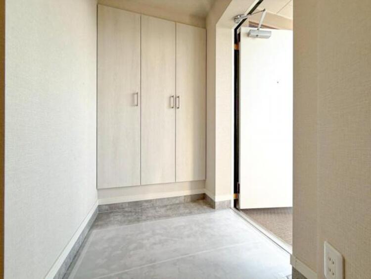 その他 【玄関】明るく広い玄関には収納力に優れたシューズボックス。　靴をスッキリと整頓することができます。 