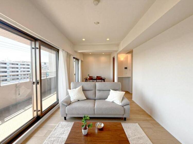 居間 家族の会話や笑顔が行き交うリビングで、子供を走り回らせたい。ダイニングテーブルでゆったり食事を堪能。光と風が溢れる開放的なリビングダイニングには、くつろぎの空間を生み自然と家族みんなが集まってきます 