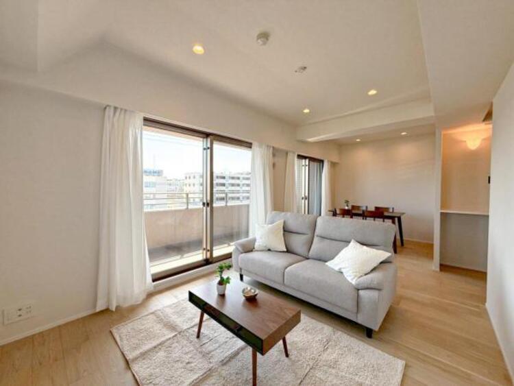 居間 お天気が晴れの日は照明をつけなくても充分明るいリビングです！どこか落ち着きのある広々とした内装です！皆で過ごす空間が、目に浮かんでくる様な優しいリビングダイニングです！くつろいだり楽しい時間を是非！ 