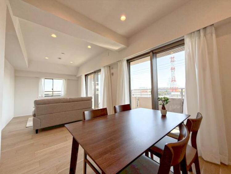 居間 リビングにあふれる採光と心地よい風のつどう調和された空間！！生活を彩る充実した日々が過ごせそうです。家族の滞在期間が長くなることを予測して、設計士が思いと工夫をこらした自慢のリビングダイニング！！！ 