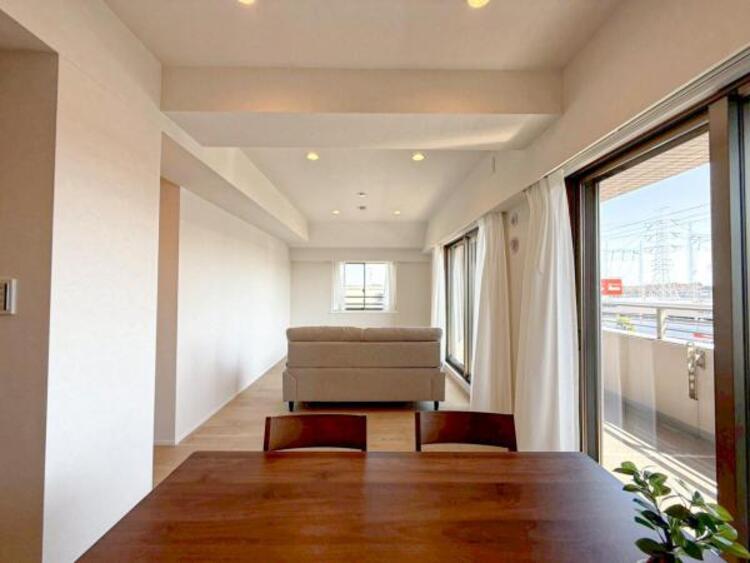 居間 開放感とプライベート感が見事に両立されたリビングダイニング！通常では相反するファクターがともにそろうと極上のくつろぎ空間が生まれます。だれにも譲りたくない至福の空間で過ごす日々は生活をより豊かにします 