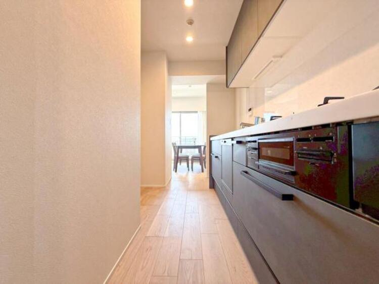 キッチン 【キッチン】広く取られたキッチンスペースはとても便利です。　自由にレイアウトがカスタマイズできます。 