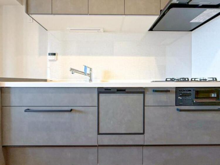 キッチン 【キッチン】使いやすい最新のシステムキッチンに交換済みです。入居時から気持ちよくお使いいただけます。 