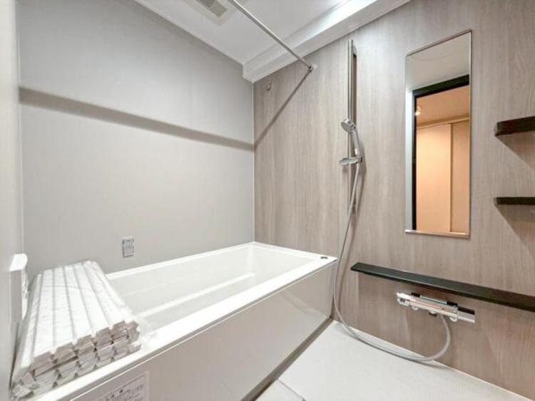 風呂 【浴室】使いやすい最新システムバスににリフォーム済みです。ご入居時から気持ちよくお使いいただけます。 
