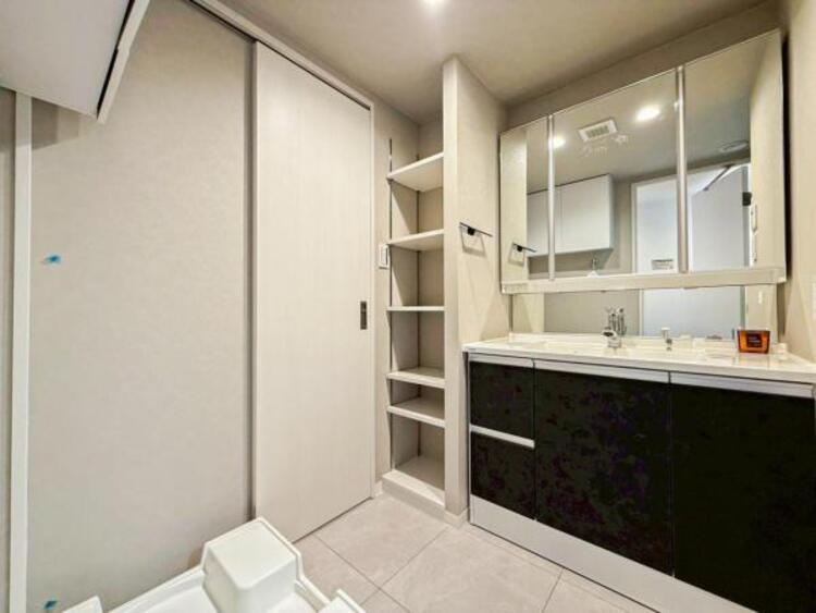 洗面 【洗面・脱衣所】使いやすい最新の洗面台にリフォーム済みです。ご入居時から気持ちよくお使いいただけます 