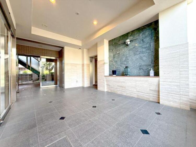 エントランス 【エントランス】重厚感の溢れるエントランスはマンションの顔！帰宅時、来客時に誇れる空間を演出します！ 