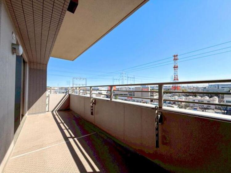 その他 【バルコニー】思わず大きく深呼吸したくなるバルコニー！空が青く、近く、広く感じる事が出来ます。 