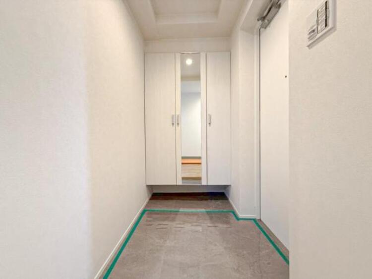 その他 【玄関】明るく広い玄関には収納力に優れたシューズボックス。　靴をスッキリと整頓することができます。 