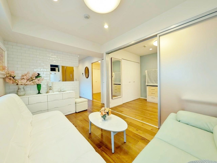 居間 快適に過ごす毎日を求めて、暮らしの中でご自身の「マイホーム」に創り上げてください。