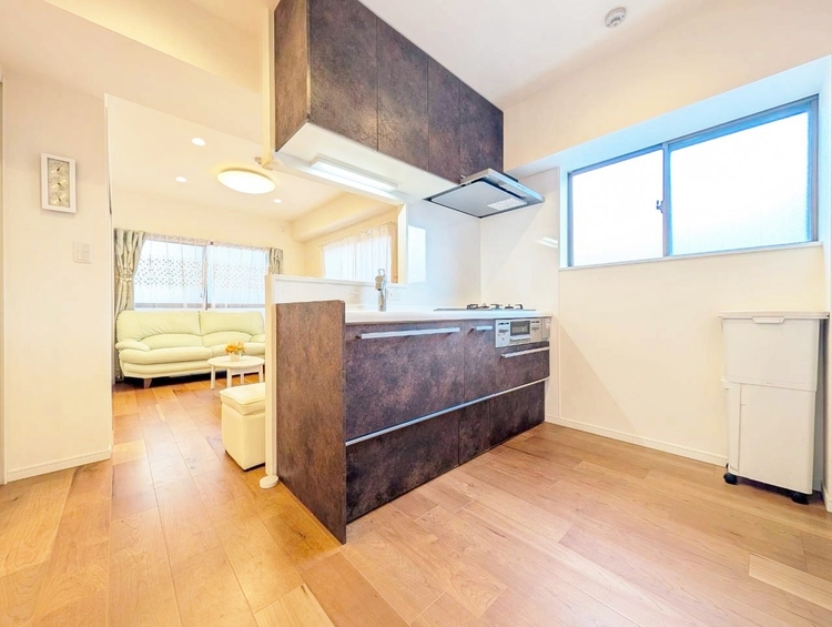 キッチン スマートな意匠と充実の機能を備えたキッチンが、暮らしにおいしい彩りを添えます。