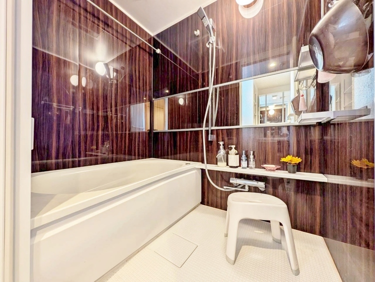 風呂 一日の疲れを癒すバスルームは、心地よいリラックスを叶える清潔感溢れる空間です。