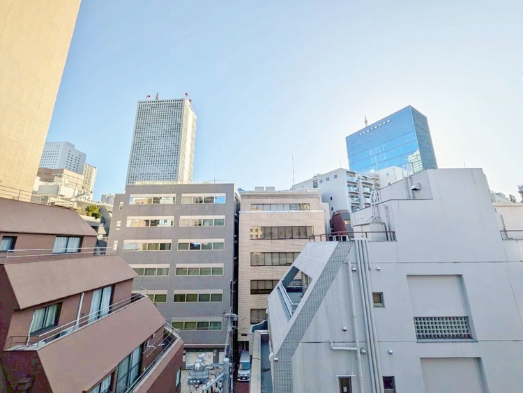 バルコニー 窓を開けると広がる青空。心をリフレッシュして日々を過ごしていきましょう。