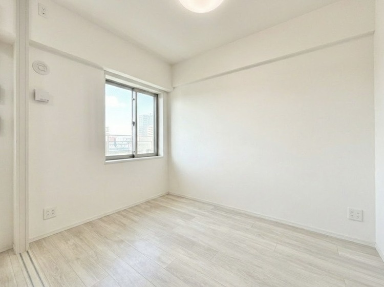 寝室 ベッドも十分に設置するスペースがあります。