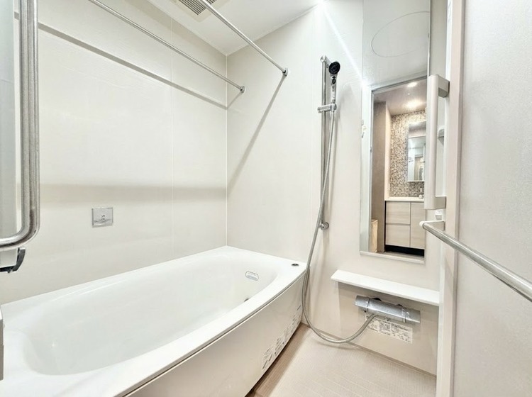 風呂 一日の疲れを癒すバスルームは、心地よいリラックスを叶える清潔感溢れる空間です。