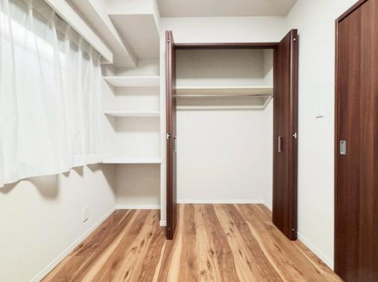 収納 クローゼットには棚やハンガーパイプが付いており、スーツや上着などがスッキリ収納可能です。