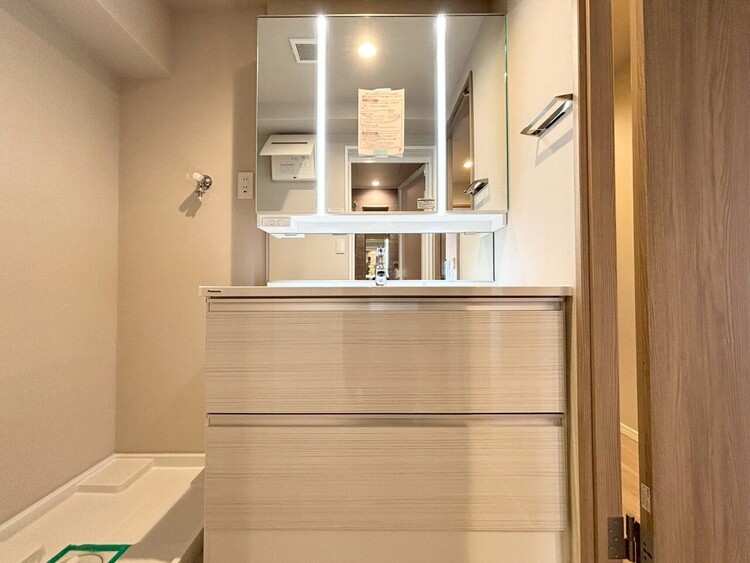 その他 清潔感を感じられる洗面化粧台。