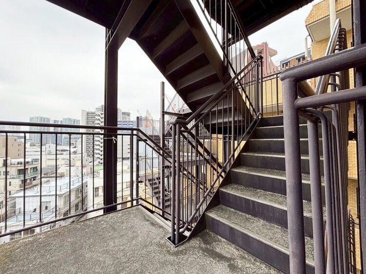 その他 共用部の階段です。明るく清潔に管理されています。