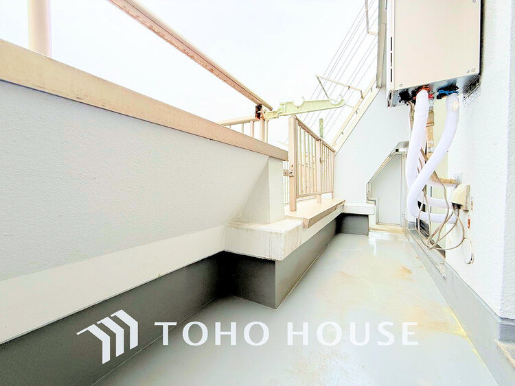 バルコニー 日当たりの良いバルコニーで晴れの日の洗濯物も楽しみになりますね