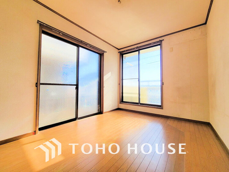 内装 採光もある洋室は、くつろぎのひと時を過ごすのにぴったり〜リフォーム前〜