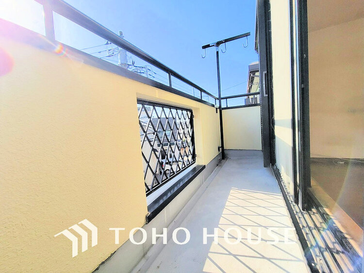 バルコニー 日当たりの良いバルコニーで晴れの日の洗濯物も楽しみになりますね