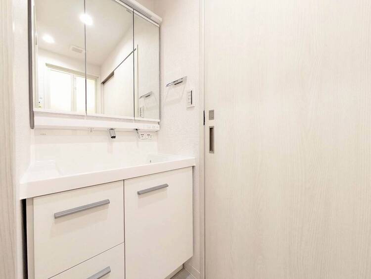 その他 清潔感を感じられる洗面化粧台。