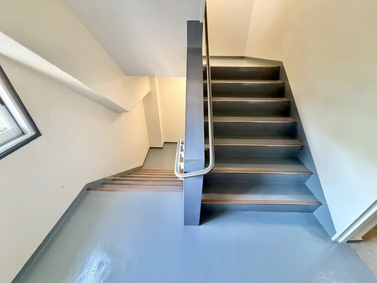 その他 共用部の階段です。明るく清潔に管理されています。