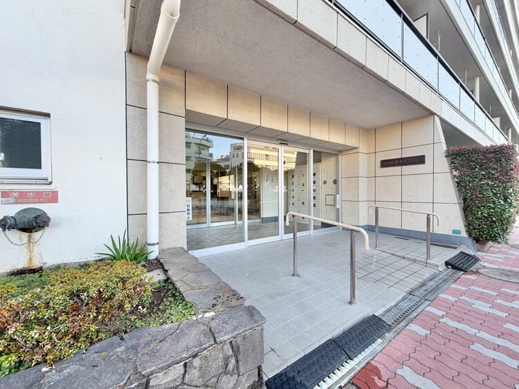 その他 上質感漂う玄関アプローチです。