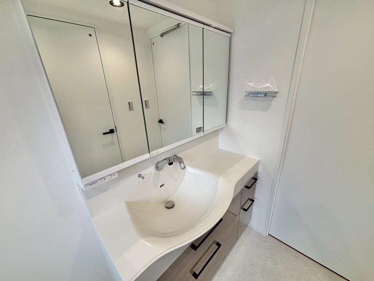 その他 清潔感を感じられる洗面化粧台。