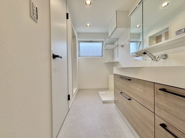 その他 十分な広さの脱衣所。