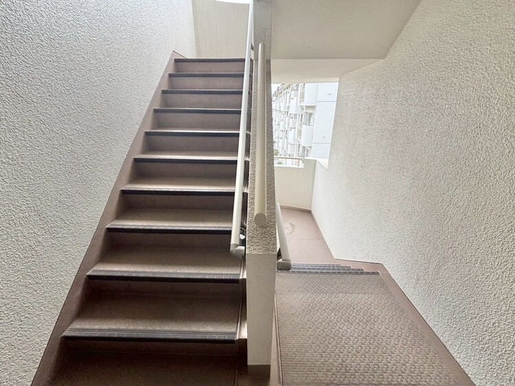 その他 共用部の階段です。明るく清潔に管理されています。