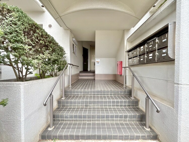 その他 上質感漂う玄関アプローチです。