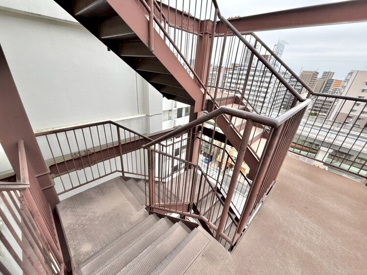 その他 共用部の階段です。明るく清潔に管理されています。