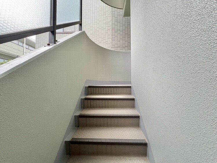 その他 共用部の階段です。明るく清潔に管理されています。