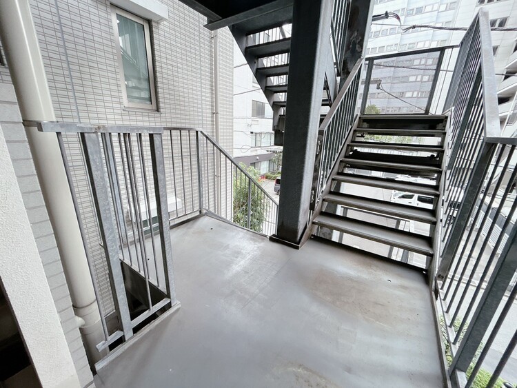 その他 共用部の階段です。明るく清潔に管理されています。