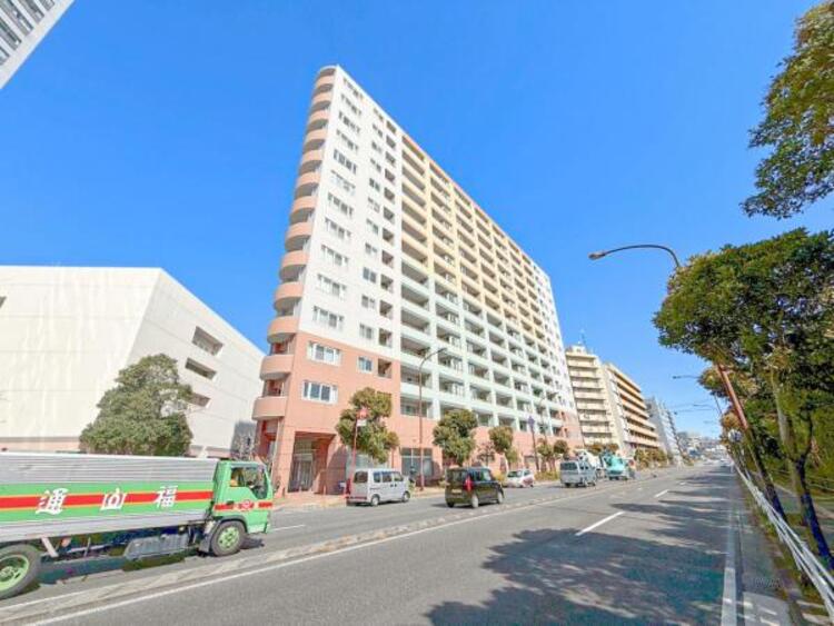 外観 開放感があり日当りも良好です！目の前に広がる開放感とゆとり。暮らしの夢を育む住まいがここにあります！穏やかな風と陽光を導き、プライバシーに配慮された設計プランで居住性を一段と心地よいものにしています！ 