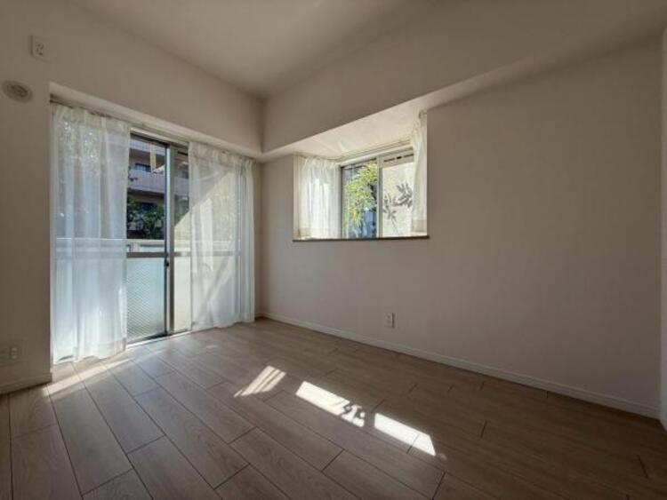 内装 採光を確保した明るい室内は風通しも良く穏やかな時が流れます！様々な生活スタイルにも対応可能な間取り。採光もアクセントの一つとして。この明るい好みの空間で読書をしたり、音楽を聞いたりと一人の時間も充実！ 