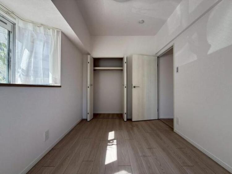 内装 居室はひとり時間を過ごせる安らげるお部屋として活用できます！収納スペースあり！荷物が多くても十分！！ベッドや勉強机、テレビなどを置きたい場合におすすめ！！過ごす時間が長くてもゆったり過ごせそうですね！ 