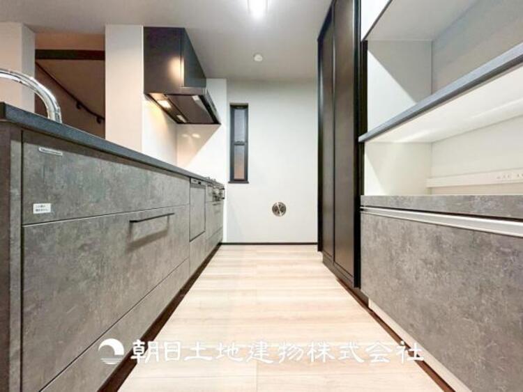 キッチン 【キッチン】仲良しなご夫婦、お子様、みんなでお料理ができる程の贅沢なスペースを実現したキッチンとなっております。みんなで作った料理を召し上がりながらの会話は盛り上がること間違いなしです。