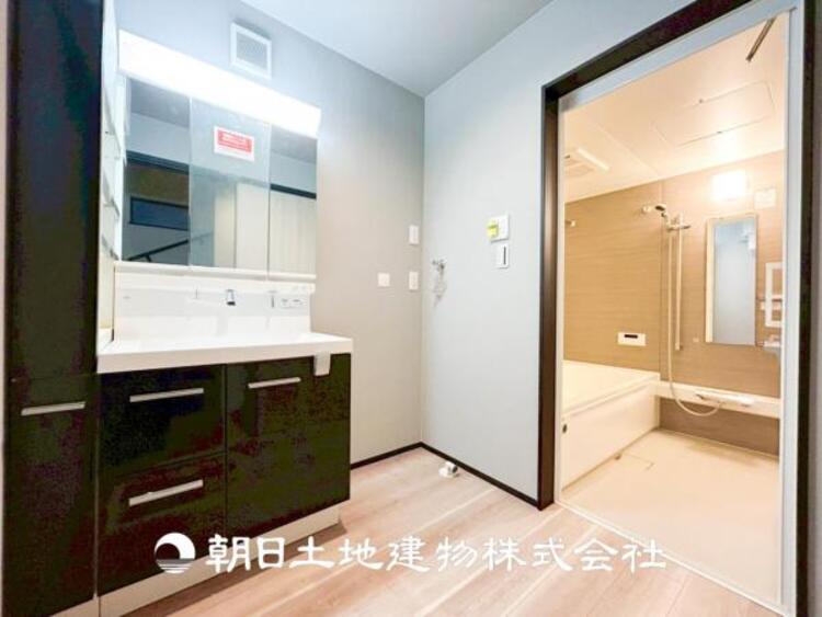 洗面 【洗面化粧台】慌ただしい1日が始まり、充実した1日の終わりを締めくくる洗面所。快適に過ごせることはもちろん、収納や機能性を兼ね備えた洗面化粧台です。