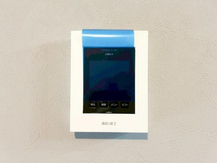 設備 【モニター付きインターホン】訪問者の確認が出来るので、セキュリティ対策にも最適のモニター付きインターホン。