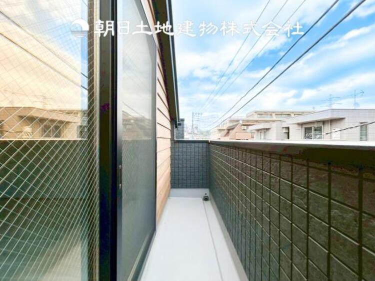 バルコニー 【バルコニー】温かい太陽を感じる事ができるのは、目の前に遮るものが無いから。彼方に広がる風景が絵画のように広がります。