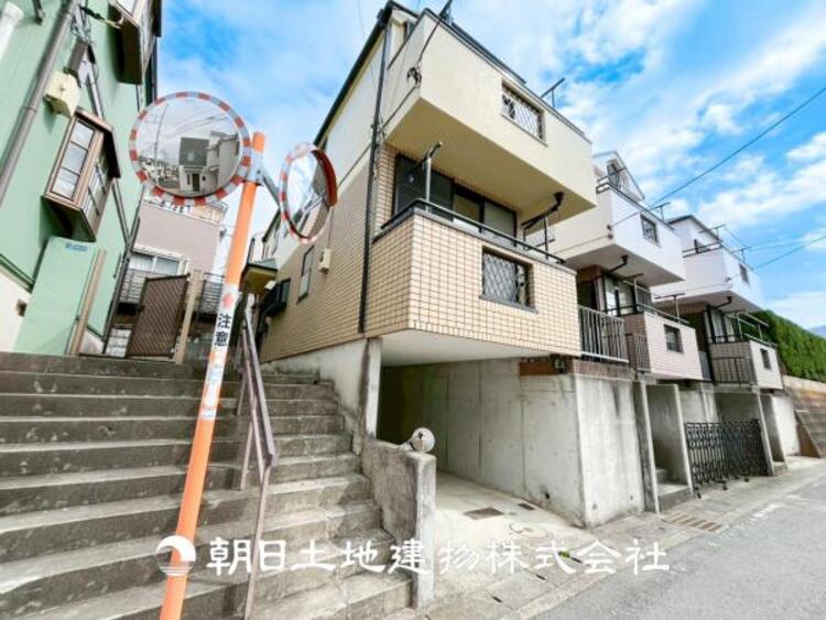 外観 【外観写真】シンプルで洗練された外観が特徴のモダンな一軒家です。直線的なフォルムと落ち着いた色合いが、都会的な雰囲気を演出しています。