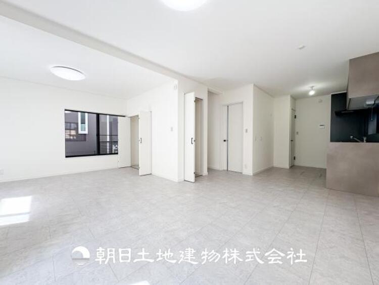 居間 【リビング】家族や友人との時間など、１番多くの時間を過ごす空間だからこそ落ち着いた空間になります。