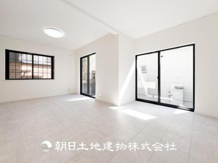 居間 【リビング】大切なご家族、招いた友人と過ごすひと時を溢れる光が優しく包み込む空間。