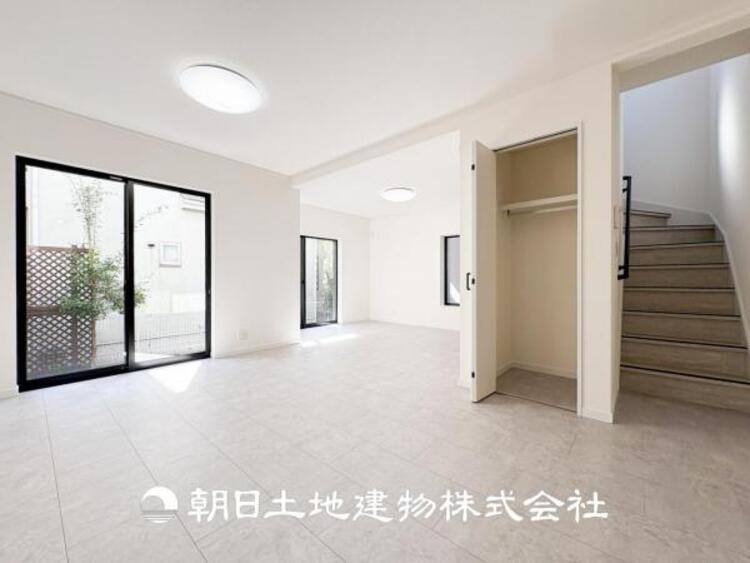 居間 【リビング】リビングは、お子様の勉強スペースとしても活用できます。